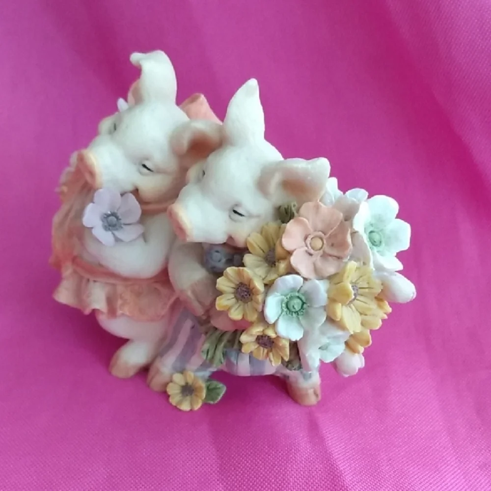 Adorable Vintage Happy couple Figurine with Flowers - Picture 4 of 8